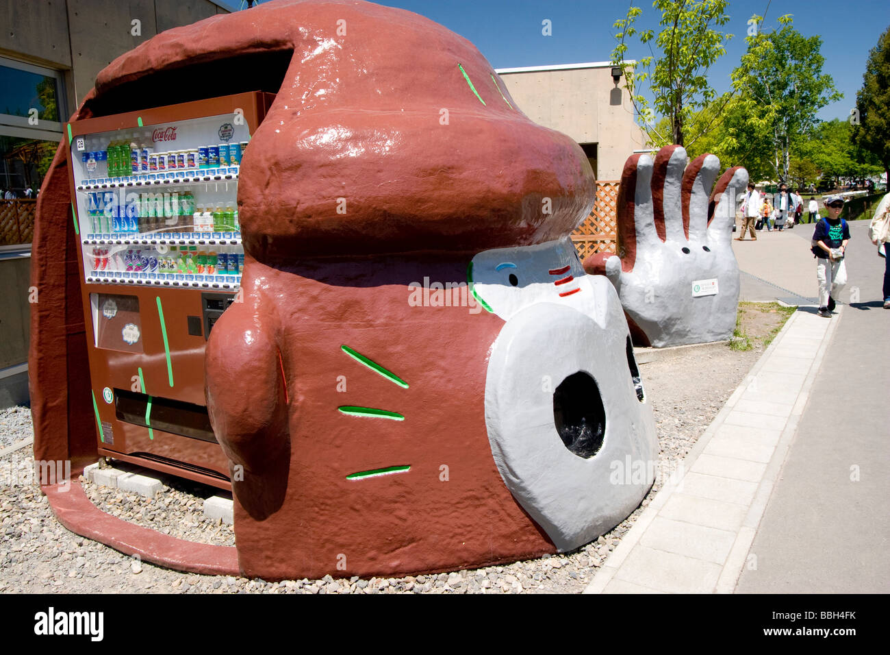 Un distributore automatico di bevande nella forma di un gorilla a Asahiyama Zoo Foto Stock