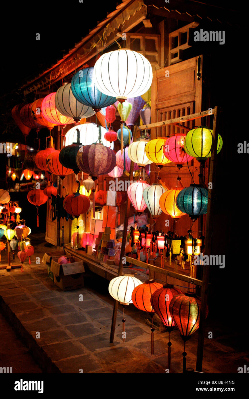 Lanterne di seta shop sulla notte di Hoi An Foto Stock