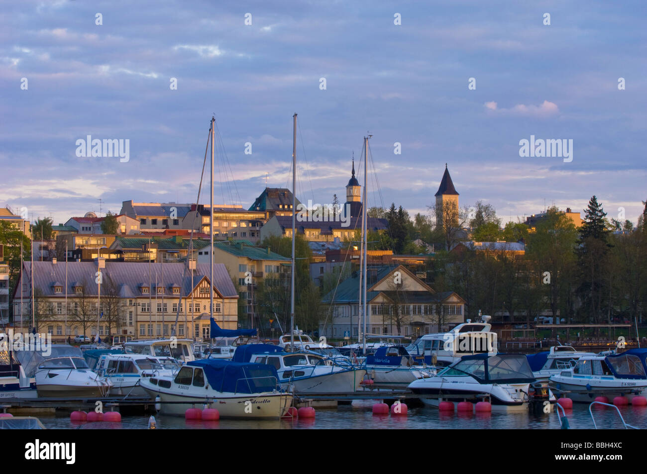 Vista della città e del porto al crepuscolo Lappeenranta Lakeland Carelia Finlandia Foto Stock