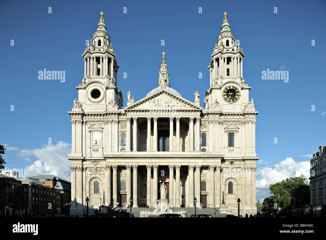 La facciata ovest di St Pauls Cathedral City di Londra Inghilterra REGNO UNITO uno dei più grandi del mondo in prima serata la luce Foto Stock