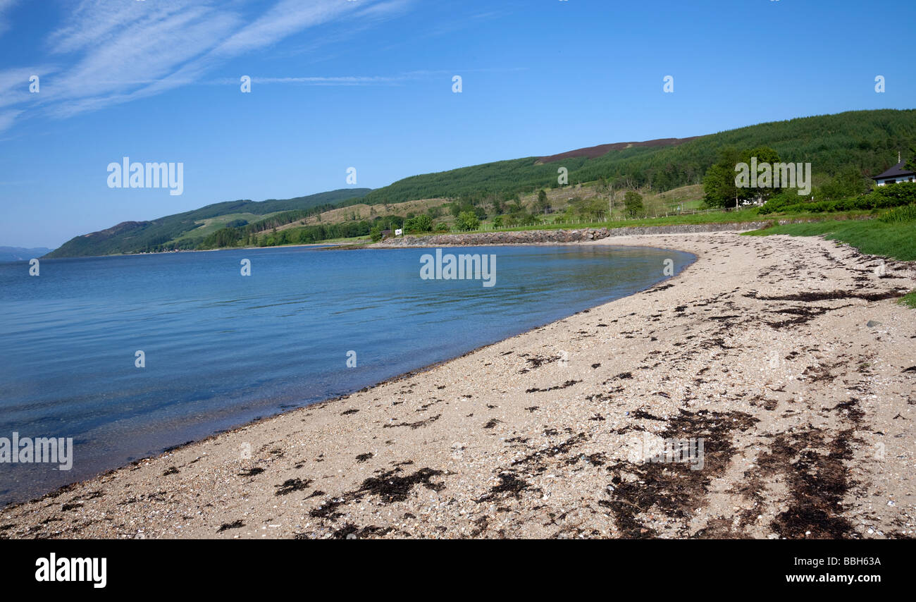 La spiaggia di ciottoli a Otter Ferry sul Loch Fyne, Argyll, Scozia Foto Stock