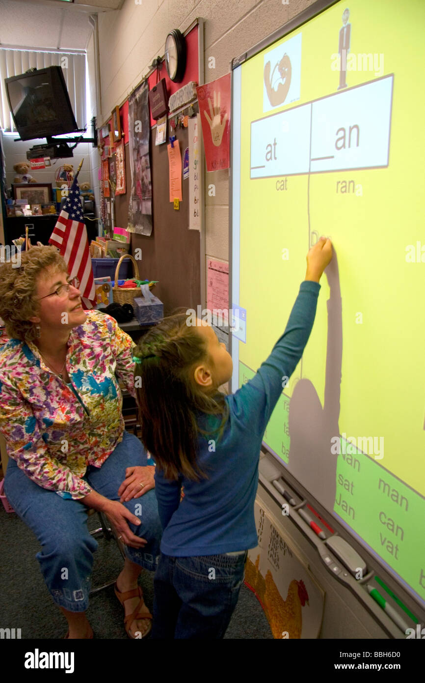 Kindergarten agli studenti di utilizzare una lavagna interattiva in aula di una scuola pubblica a Boise Idaho USA MR Foto Stock