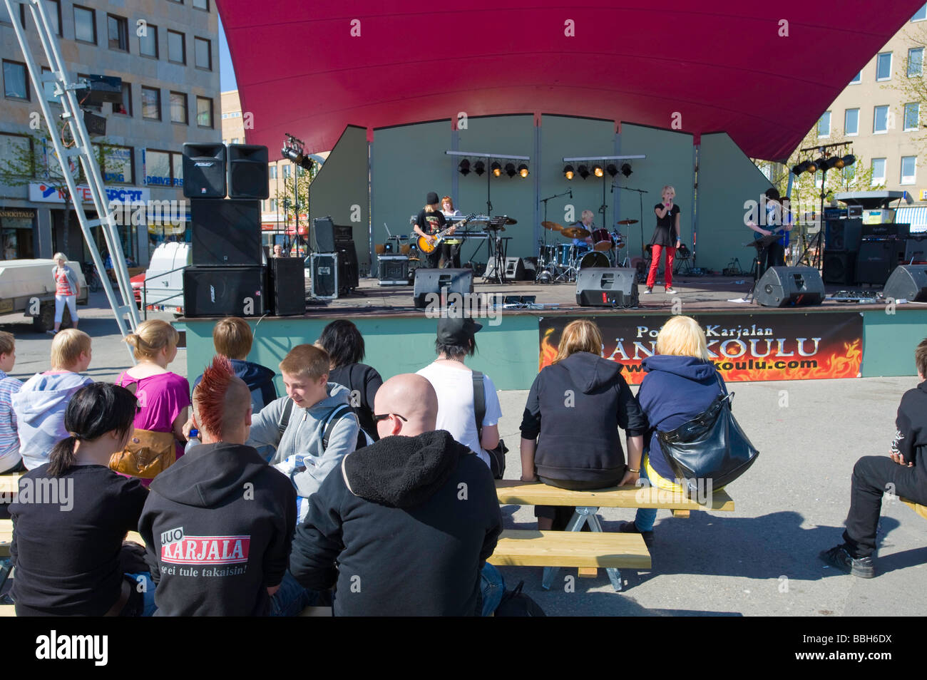 Teenage rock band di eseguire sul palco sulla piazza principale della Carelia Joensuu Finlandia Foto Stock