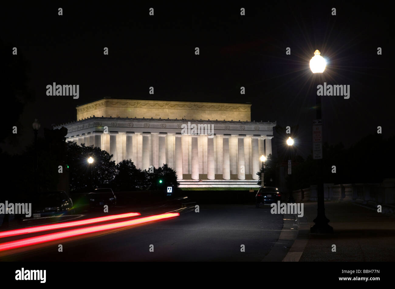 Un auto luci di coda streak passato il Lincoln Memorial a Washington DC Foto Stock