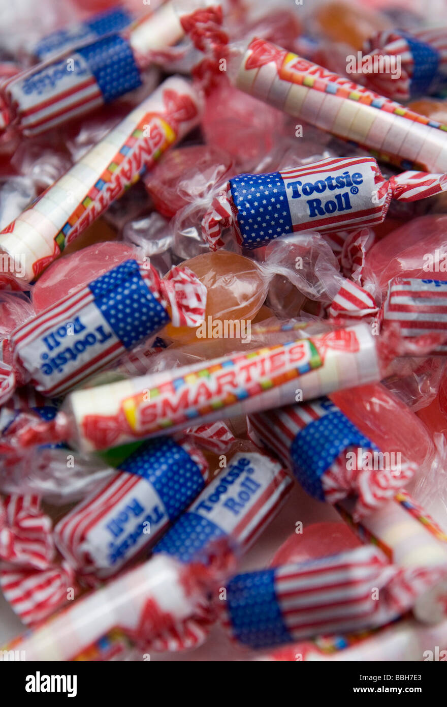 Hard Candy bandiera americana Tootsie rotoli e Smarties Candy la vendita negli Stati Uniti è rimasta forte nonostante un attraverso la scheda incre Foto Stock