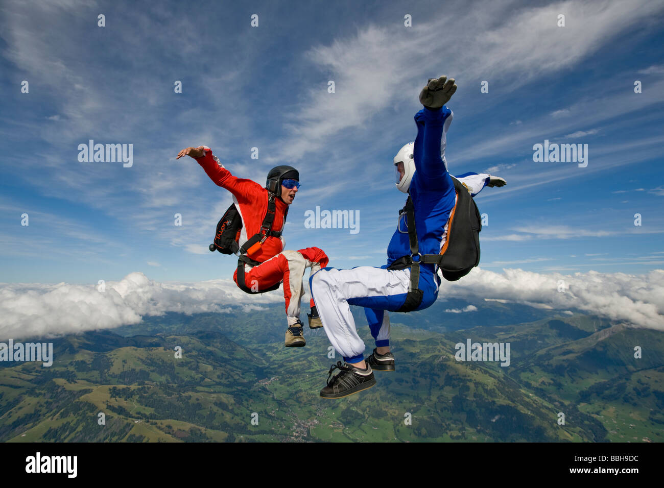 Skydive team è flying head up entro il sit fly posizione. Con oltre 150 mph sono il freeflyer sulla strada e divertirsi. Foto Stock