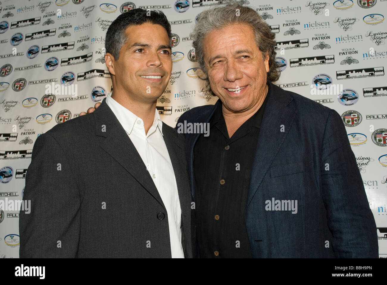 LOS ANGELES CA 29 maggio 2009 stars Edward James Olmos Battlestar Galactica Bladerunner e attore Esai Morales Gerico NYPD blu a Foto Stock