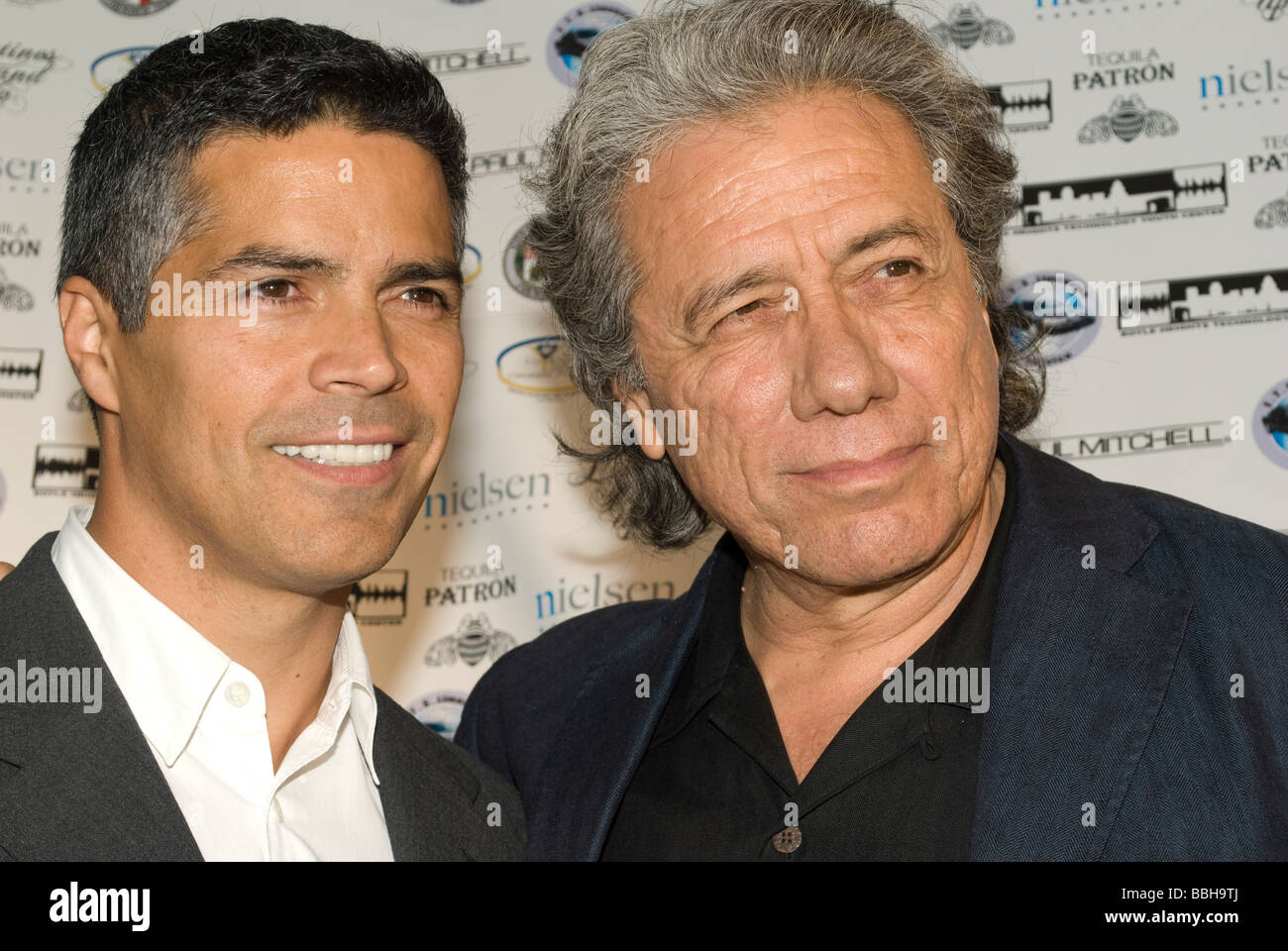 LOS ANGELES CA 29 maggio 2009 stars Edward James Olmos Battlestar Galactica Bladerunner e attore Esai Morales Gerico NYPD blu a Foto Stock