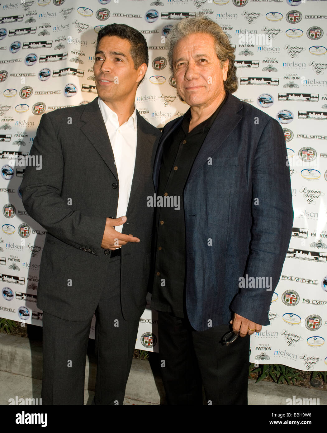 LOS ANGELES CA 29 maggio 2009 stars Edward James Olmos Battlestar Galactica Bladerunner e attore Esai Morales Gerico NYPD blu a Foto Stock