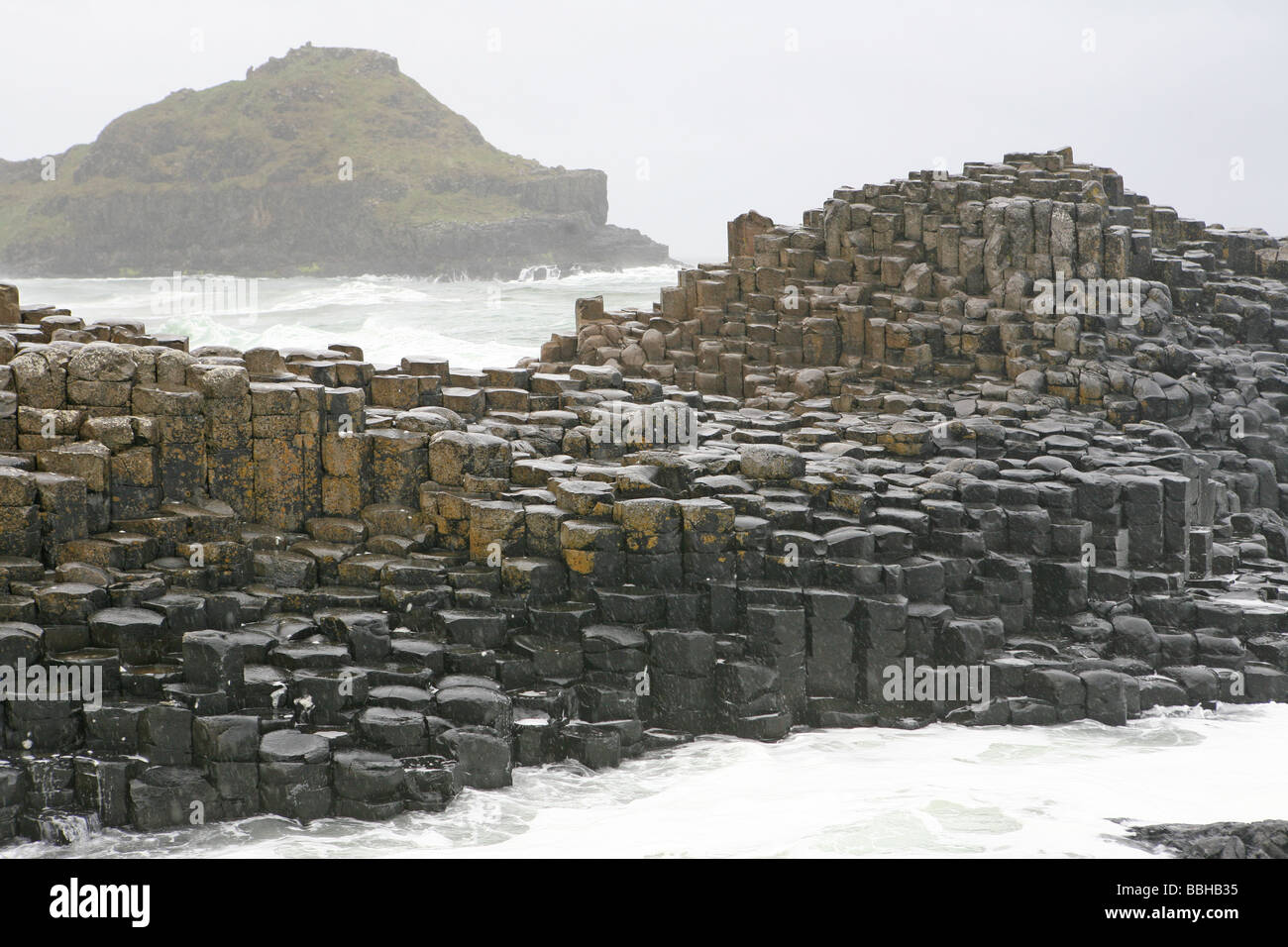Un giorno di tempesta a colonne di basalto di Finn MacCool o Giant's Causeway Irlanda del Nord del patrimonio mondiale UNESCO Foto Stock