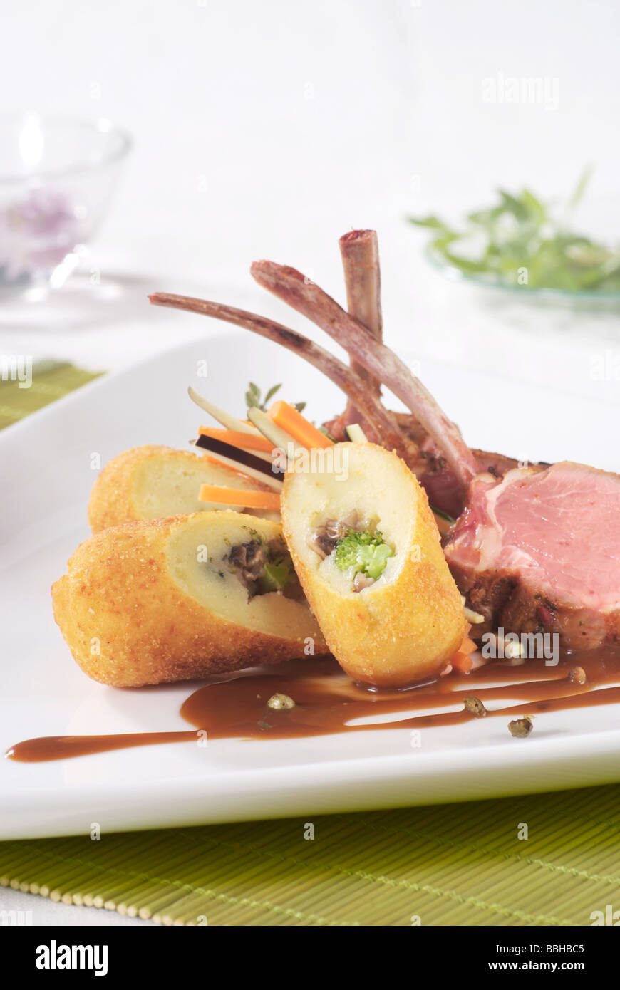 Costolette di agnello con crocchette di patate Foto Stock
