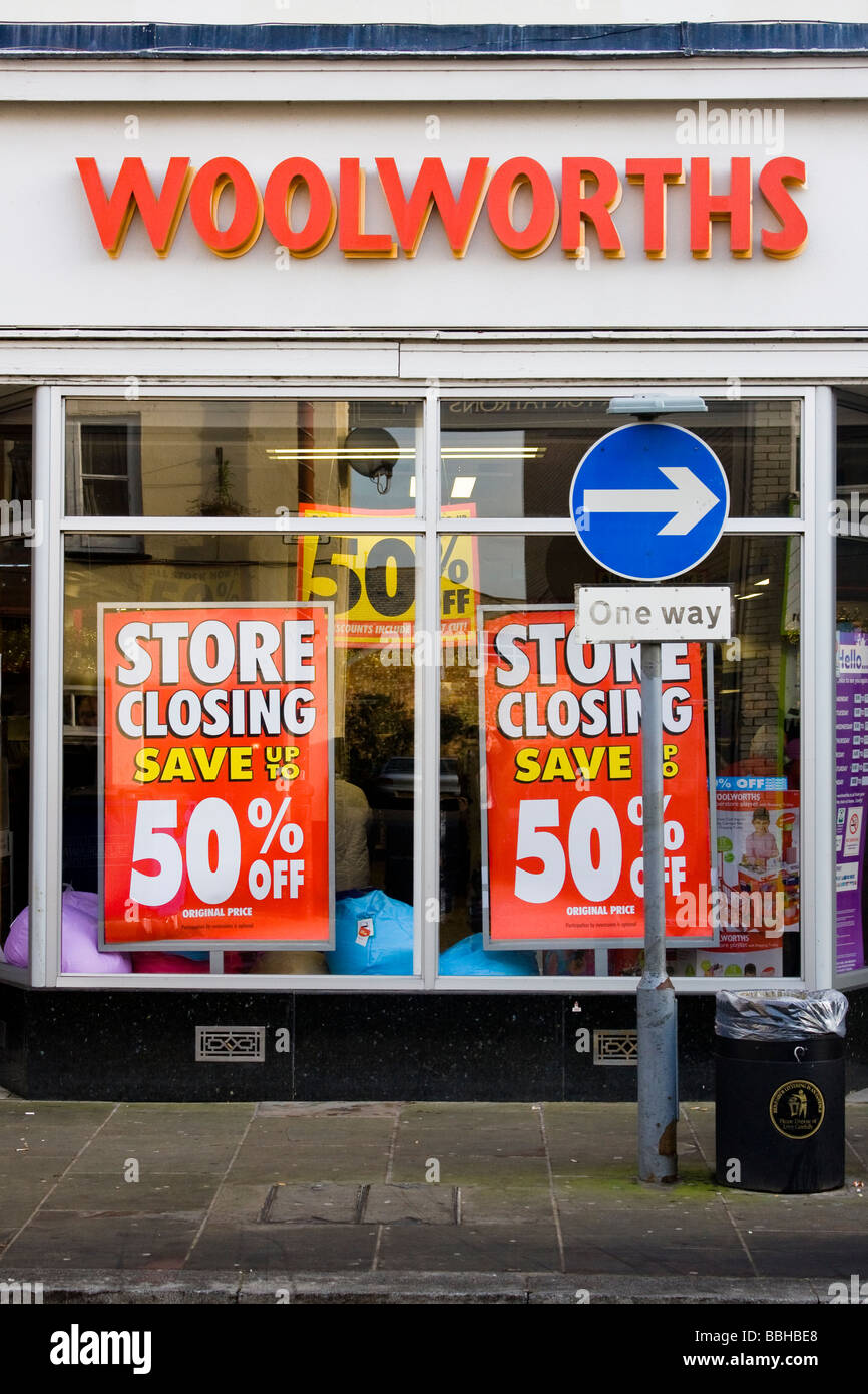 Un closingdown vendita a woolworths store su Chertsey high street Foto Stock