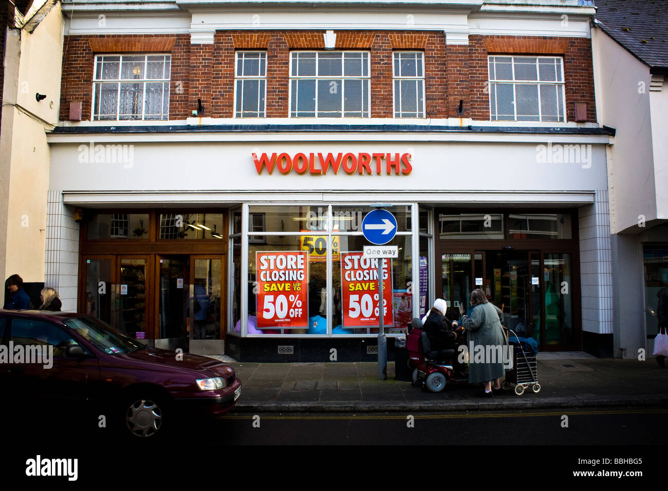 Un closingdown vendita a woolworths store su Chertsey high street Foto Stock