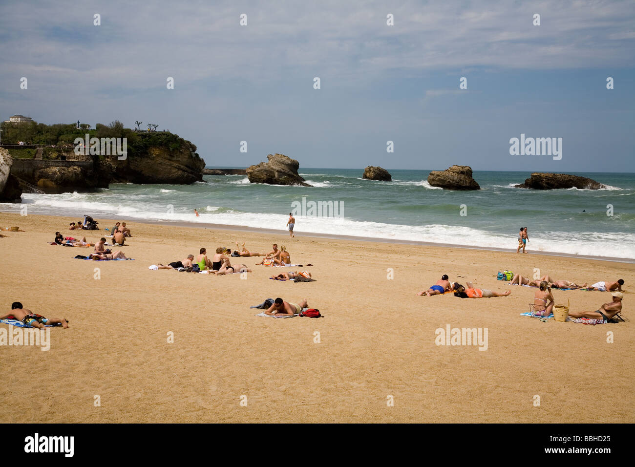 Frequentatori di spiaggia gode di condizioni soleggiate in Biarritz Francia Foto Stock