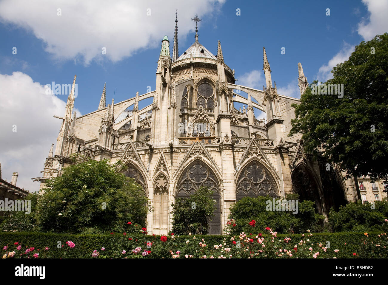 Il retro di Notre Dame Catherdal mostrando i suoi battenti butresses che supportano le sue pareti e tetto in Parigi Francia Foto Stock