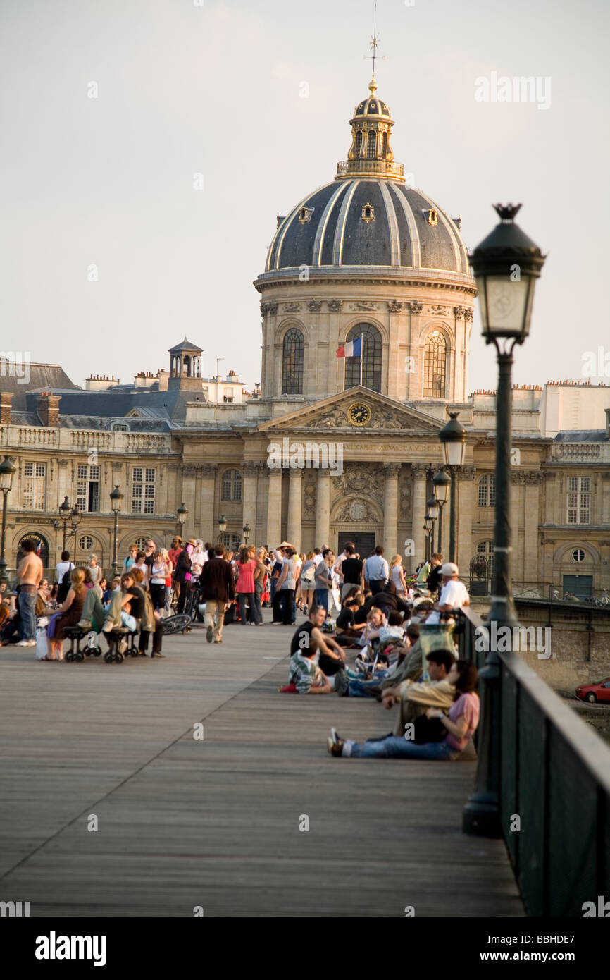 Il Pont des Arts è un popolare luogo di ritrovo in serata a Parigi Francia Foto Stock