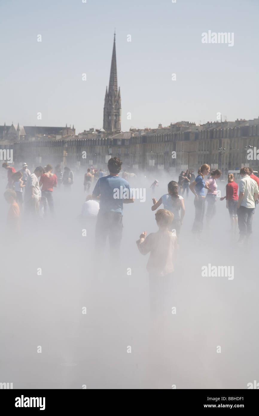 Il Miroir d eau des quais in Bordeaux offre un fresco spray di nebbia in un giorno caldo in Bordeaux Francia Foto Stock