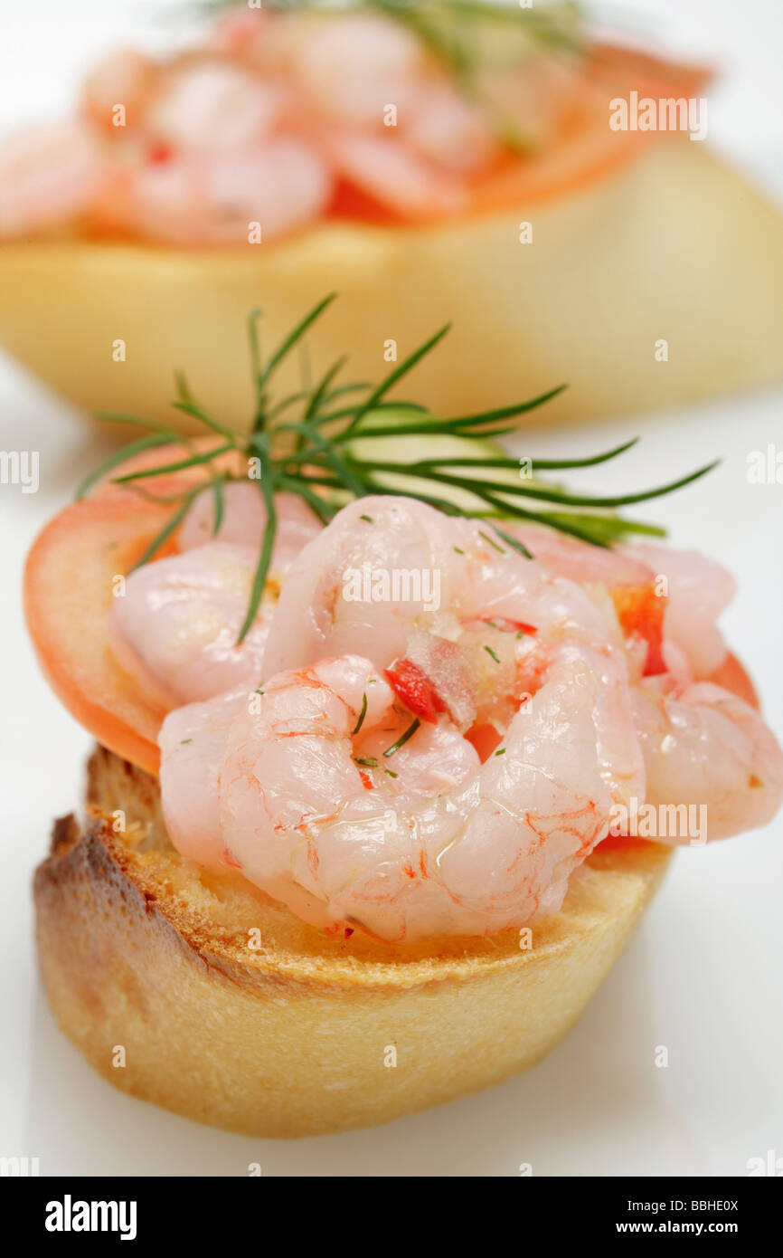 Crostini con pomodoro e brown insalata di gamberetti, calce Foto Stock