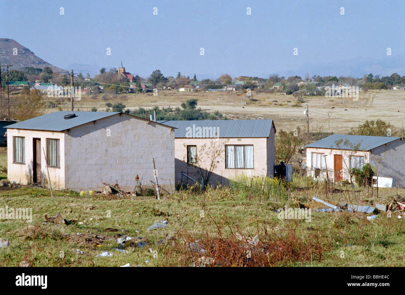 Come la maggior parte dei piccoli Sud città africane Fouriesburg era una volta uno studio nella disuguaglianza attraverso la valle in Mashaeng un adolescente passeggiate Foto Stock