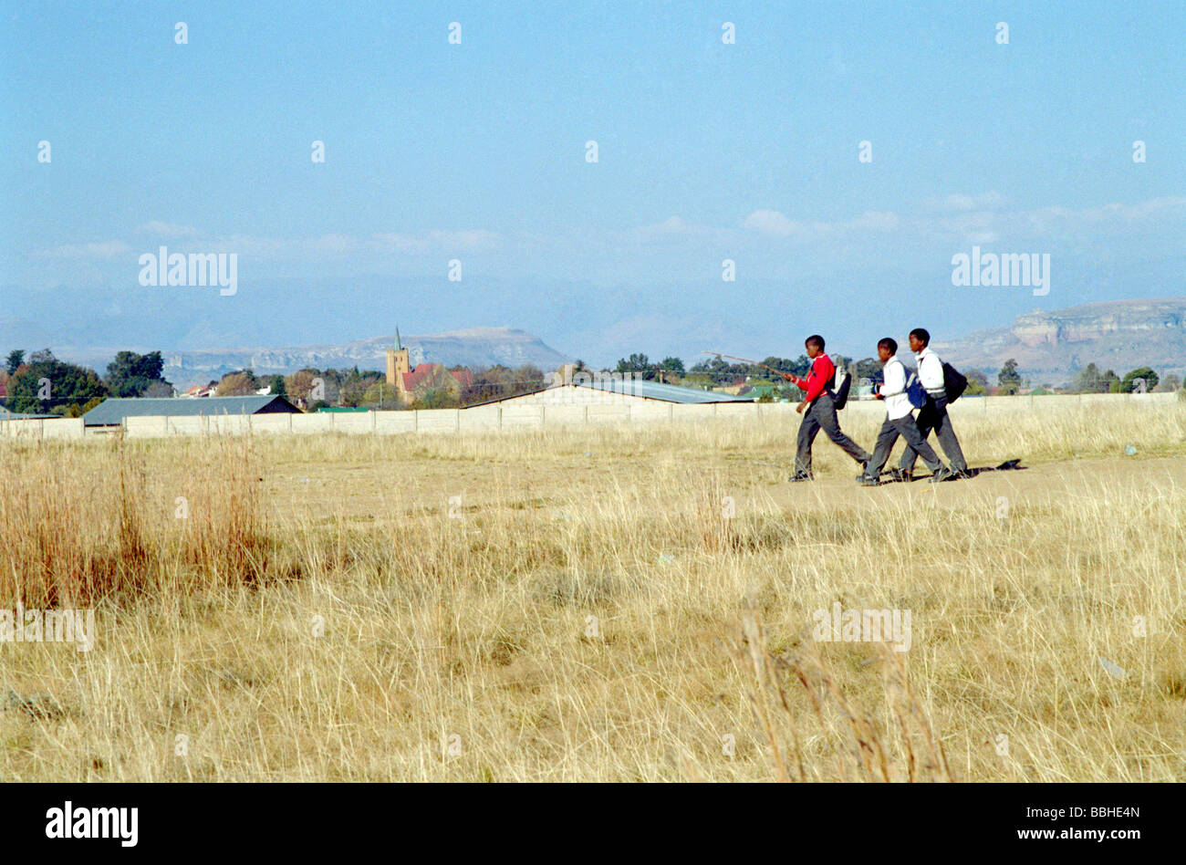 Come la maggior parte dei piccoli Sud città africane Fouriesburg era una volta uno studio nella disuguaglianza attraverso la valle in Mashaeng un adolescente passeggiate Foto Stock