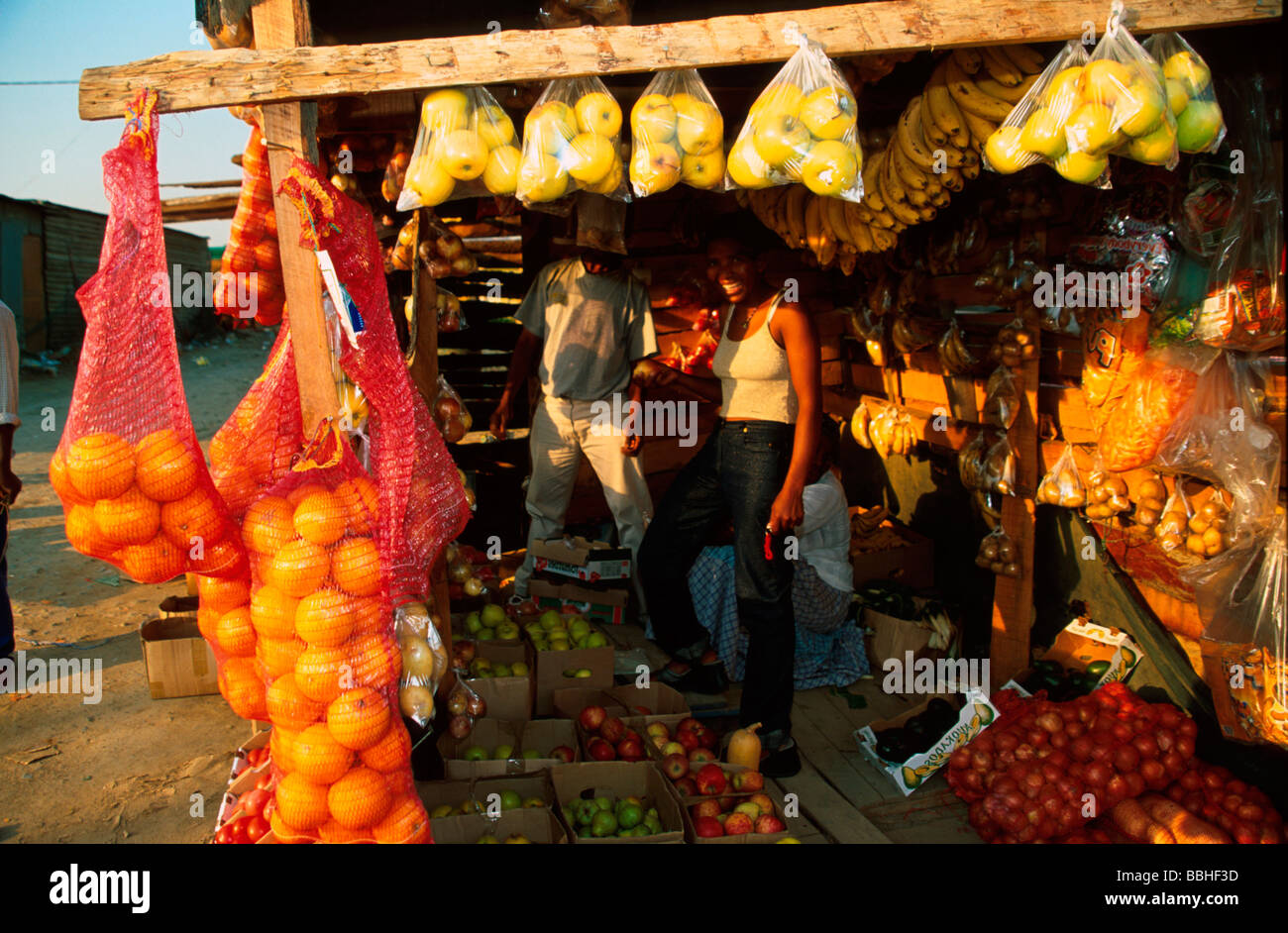 Venditori di frutta per le strade di Lwandle township South Western Cape Sud Africa Foto Stock