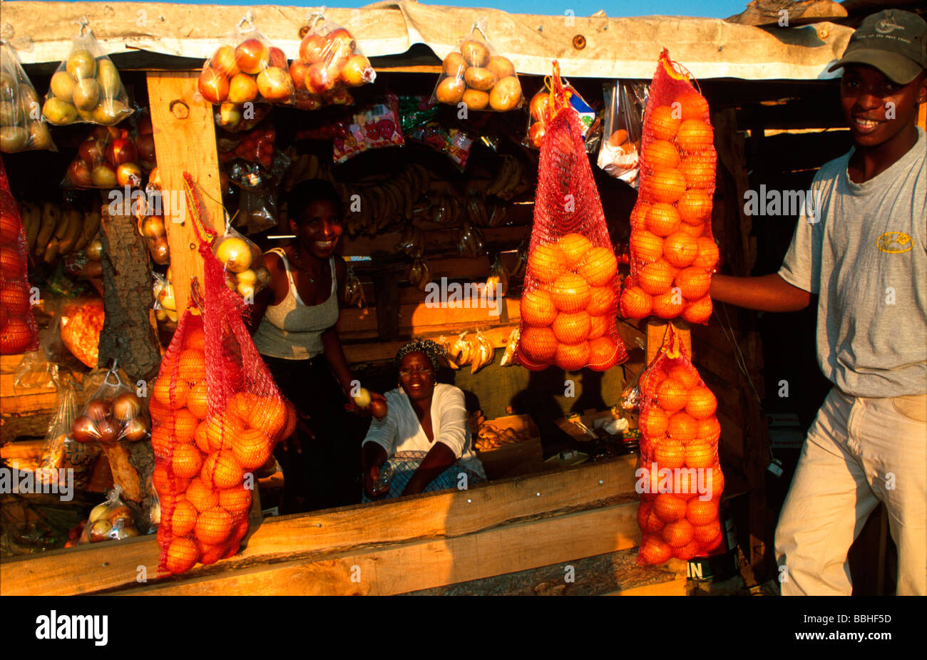 Venditori di frutta per le strade di Lwandle township Foto Stock
