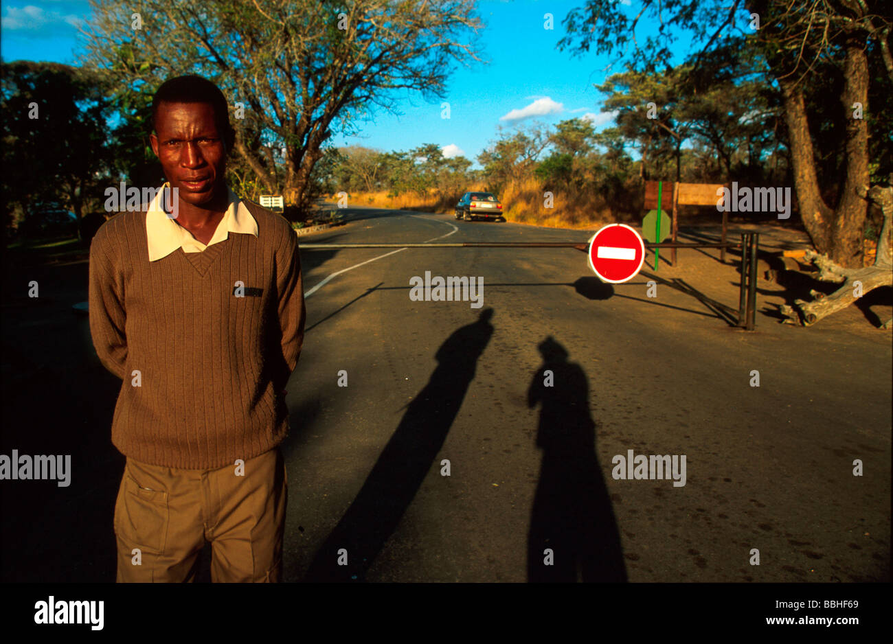 Ciaphus guardie Ndluli Kruger s Numbi cancello uno degli otto principali ingressi al 1 962 362 ha parco Il Parco Nazionale di Kruger non è Foto Stock