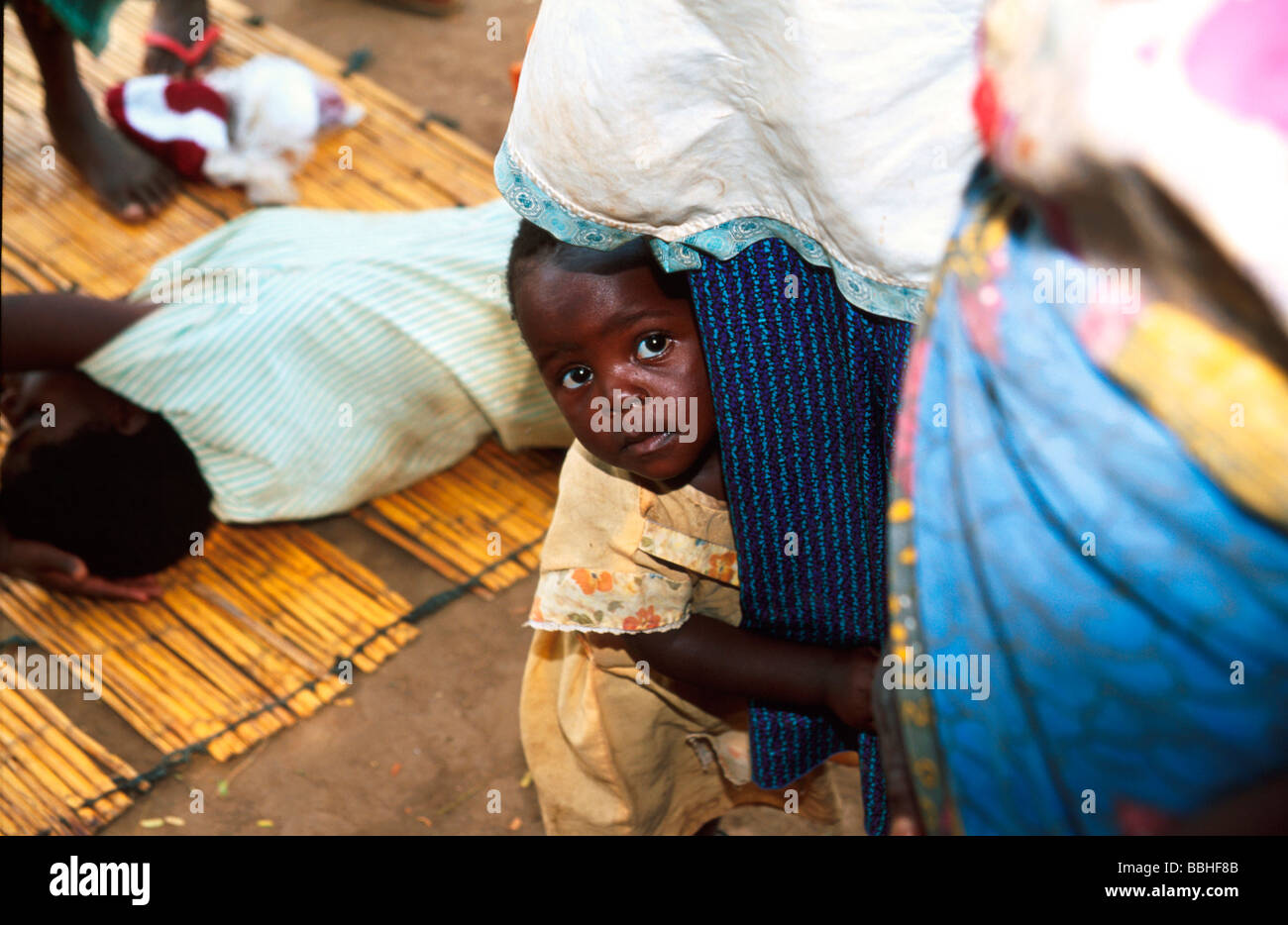 I bambini sono particolarmente vulnerabili in un paese dove vi è una stima di 75 deficit annuo di consumo di Granturco Granturco è Foto Stock