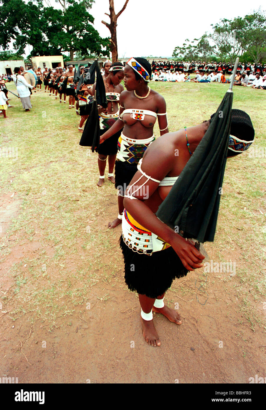 Eshowe KwaZulu Natal Sud Africa 12 2003 zulu dancing zulu vestiti tradizionali religioni africane ombrelloni Foto Stock