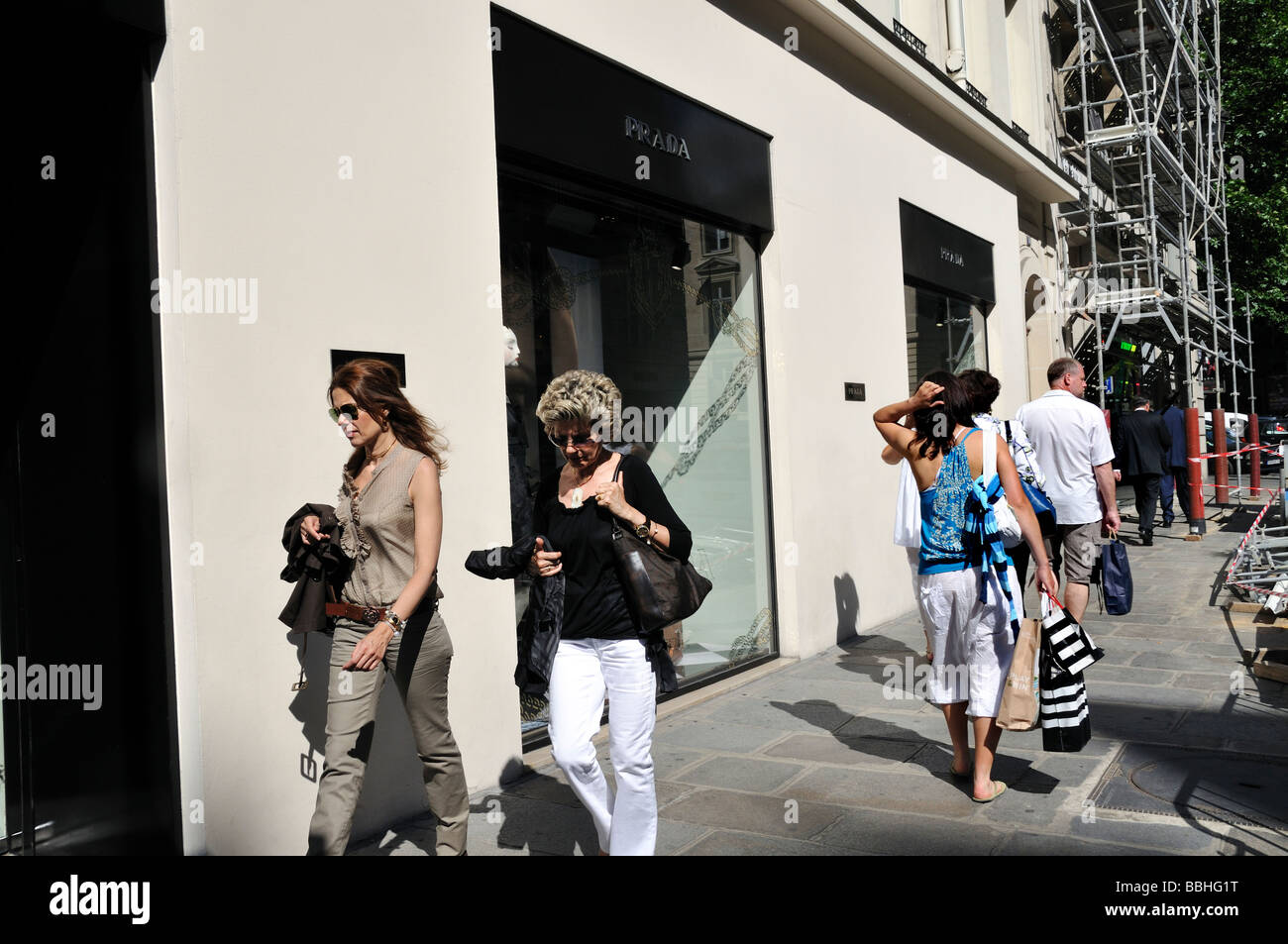 Parigi Francia, gente affollata, vestiti di lusso, borse per lo shopping, "Street Scene" pedoni donne che camminano fuori dal Prada Store Foto Stock