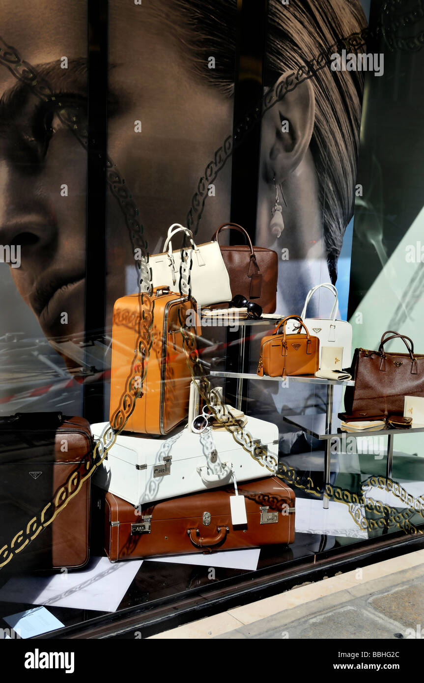 Parigi Francia, marchi di lusso accessori, negozi, vetrina anteriore, negozio all'esterno di Prada, Boutique Foto Stock