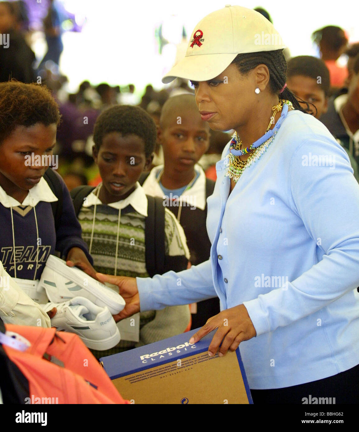 Regina host visualizza Oprah Winfrey mani doni come scarpe vestiti libri cibo e altri gadget da underpriveledged bambini Foto Stock