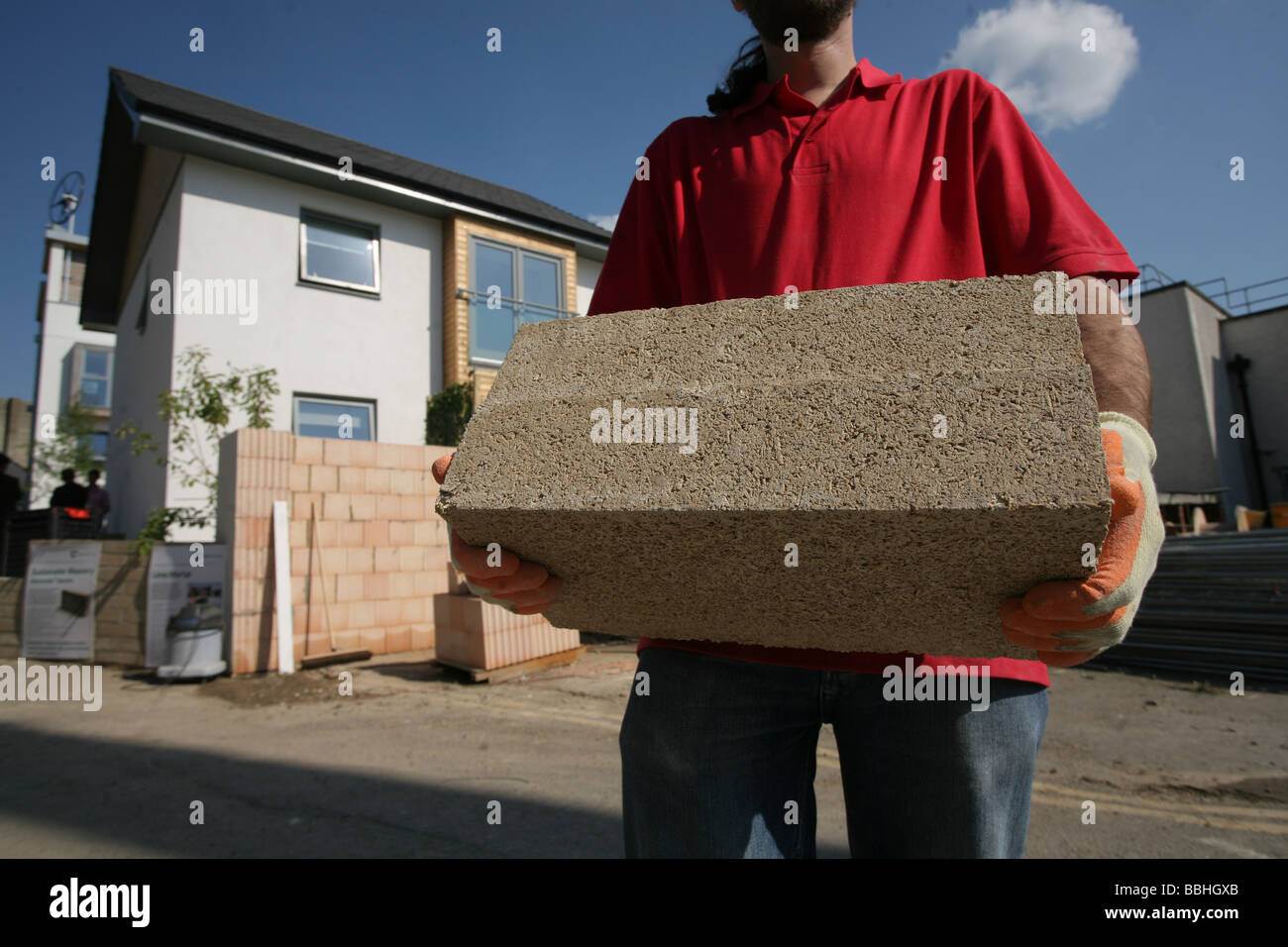 Workman tenendo la canapa e la calce e mattoni utilizzati nella costruzione di canapa costruita casa rinnovabile, Insite09 mostra, Watford, Regno Unito Foto Stock