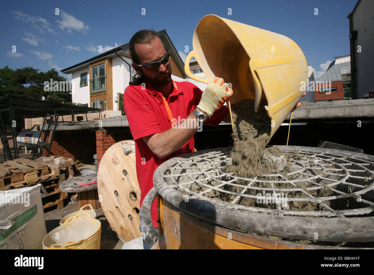 Workman canapa di miscelazione e la miscela di calce per la costruzione di canapa costruita casa rinnovabile, (fondo) Insite09 mostra, Watford, Foto Stock