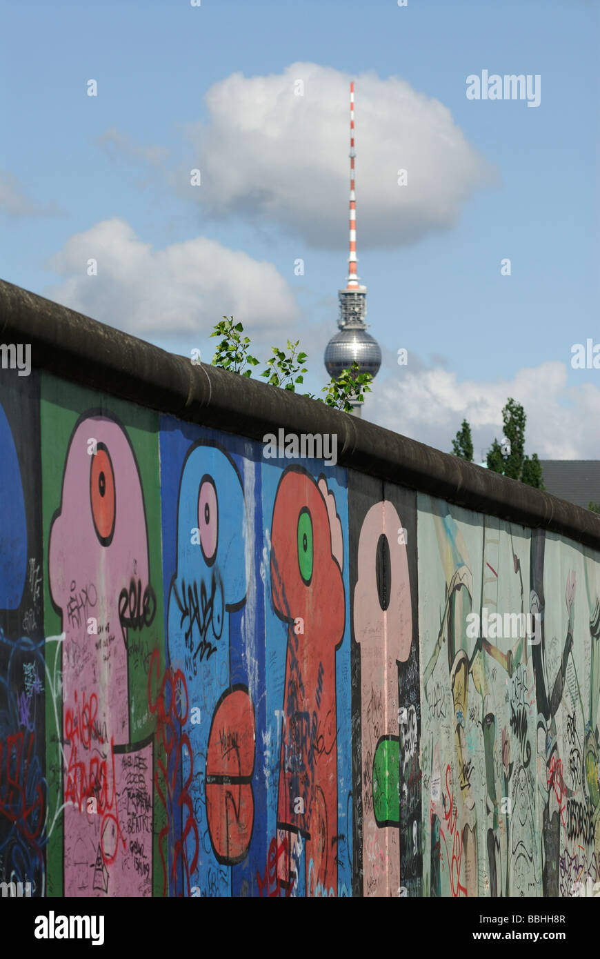 Berlino Germania East Side Gallery una sezione del muro di Berlino dipinta da decine di artisti Foto Stock