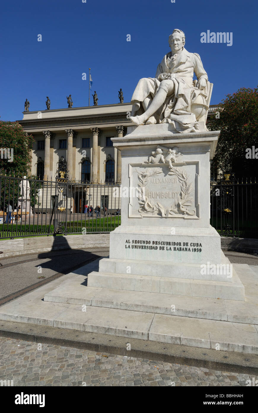 Berlino Germania la statua di Alexander von Humboldt fuori Humboldt University sulla Unter den Linden Foto Stock