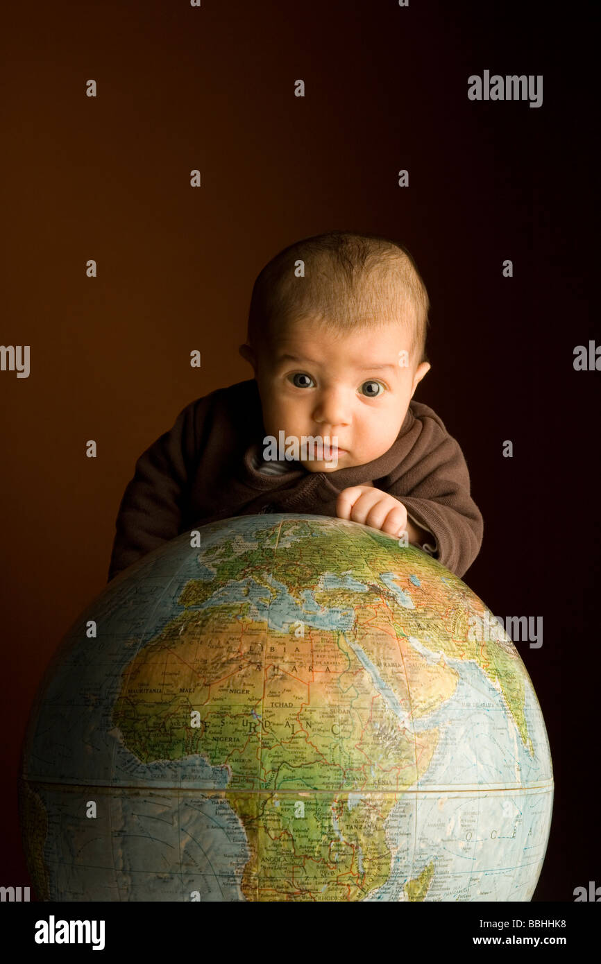 Baby sulla sommità della globalizzazione mondiale Foto Stock