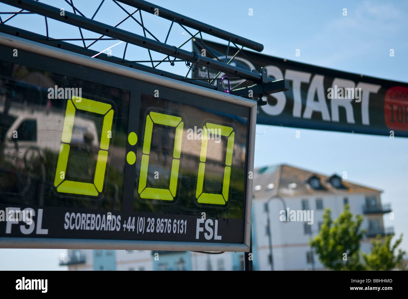 La linea di partenza in corrispondenza di una corsa su strada - cronometro temporizzatore/legge 0:00 Foto Stock