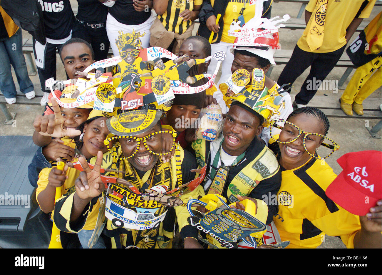 Migliaia di tifosi locali dal Sud Africa frequentare la ABSA Calcio finale tra le due squadre più grande Orlando Pirates Black Foto Stock