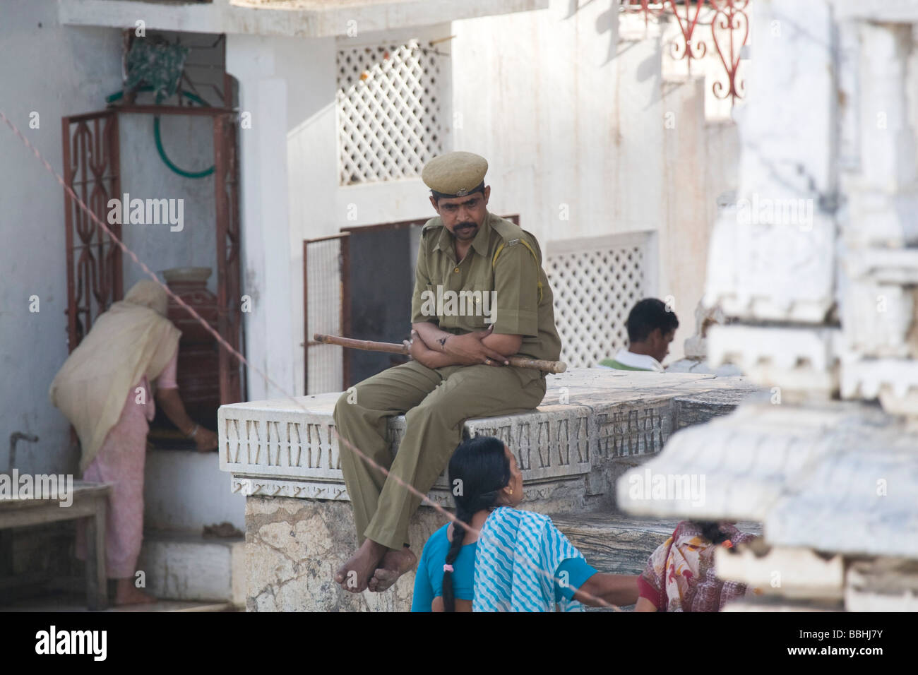 India Rajasthan Udaipur un poliziotto a piedi nudi nel centro di Udaipur Foto Stock