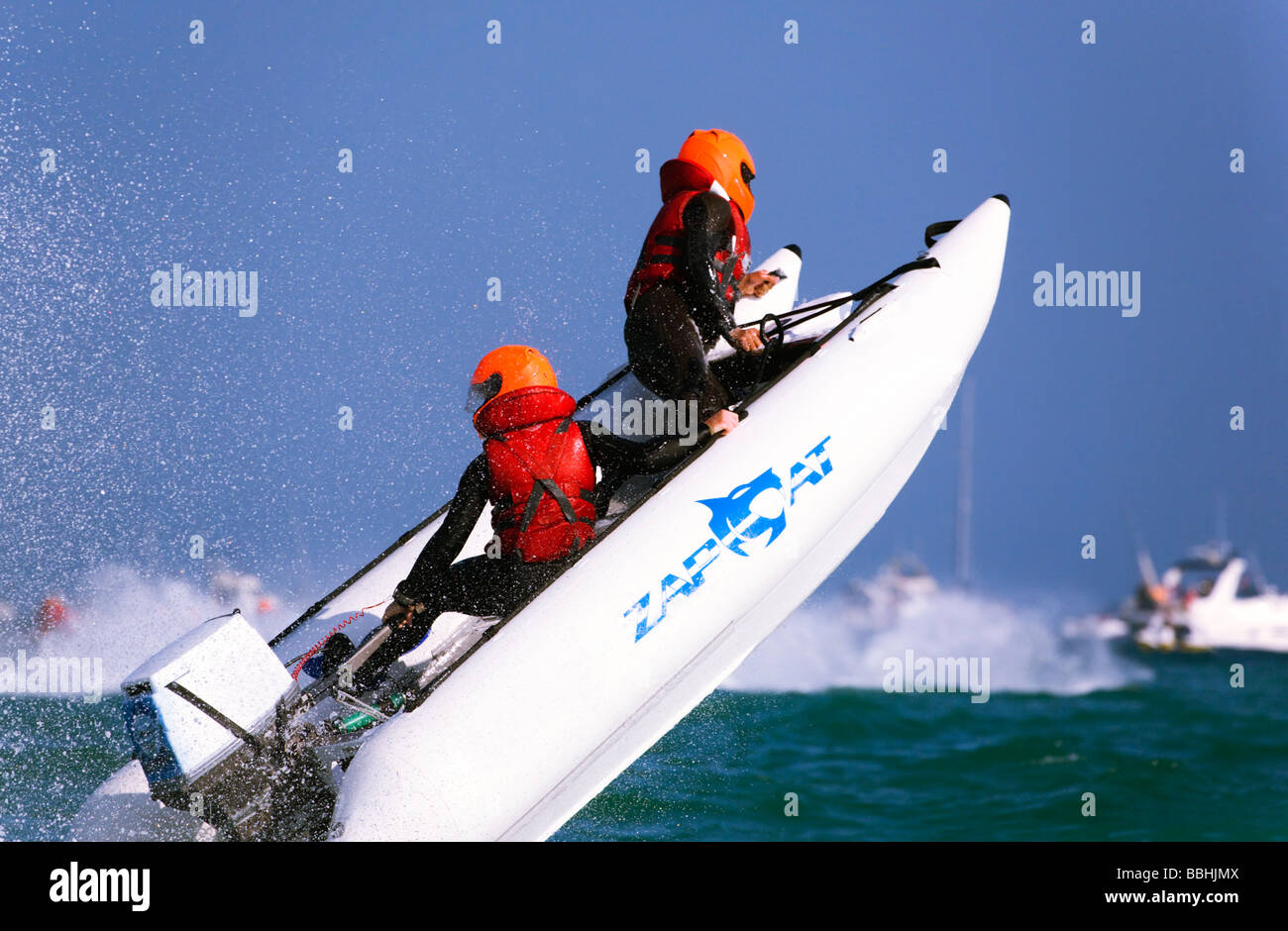 Due persone in una ZapCat racing boat in azione in mare al largo della costa di Bournemouth. Il Dorset. Regno Unito. Foto Stock