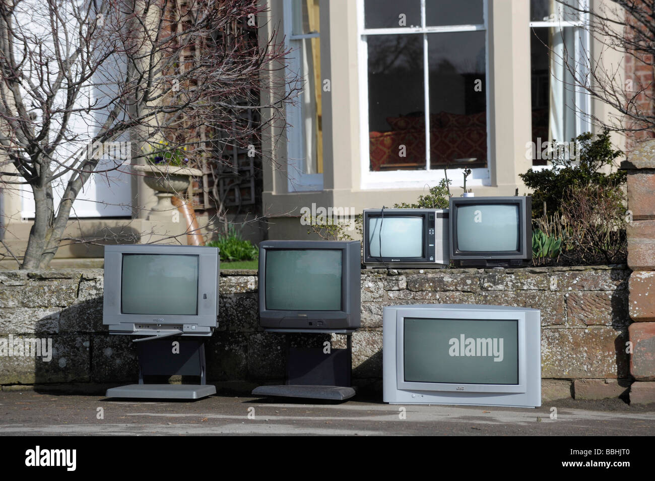 Vecchia televisione indesiderati televisori non adatto dopo il passaggio al digitale quando il segnale analogico è spento e sostituito Foto Stock