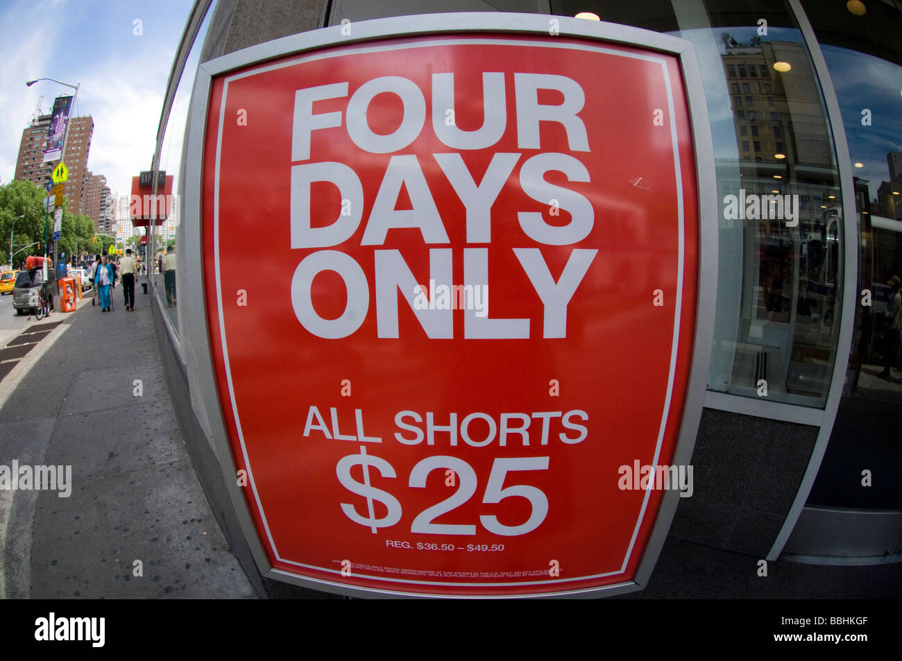 Il Memorial Day segno di vendita a fronte di un gap store in New York quartiere di Chelsea su 22 maggio 2009 Frances M Roberts Foto Stock