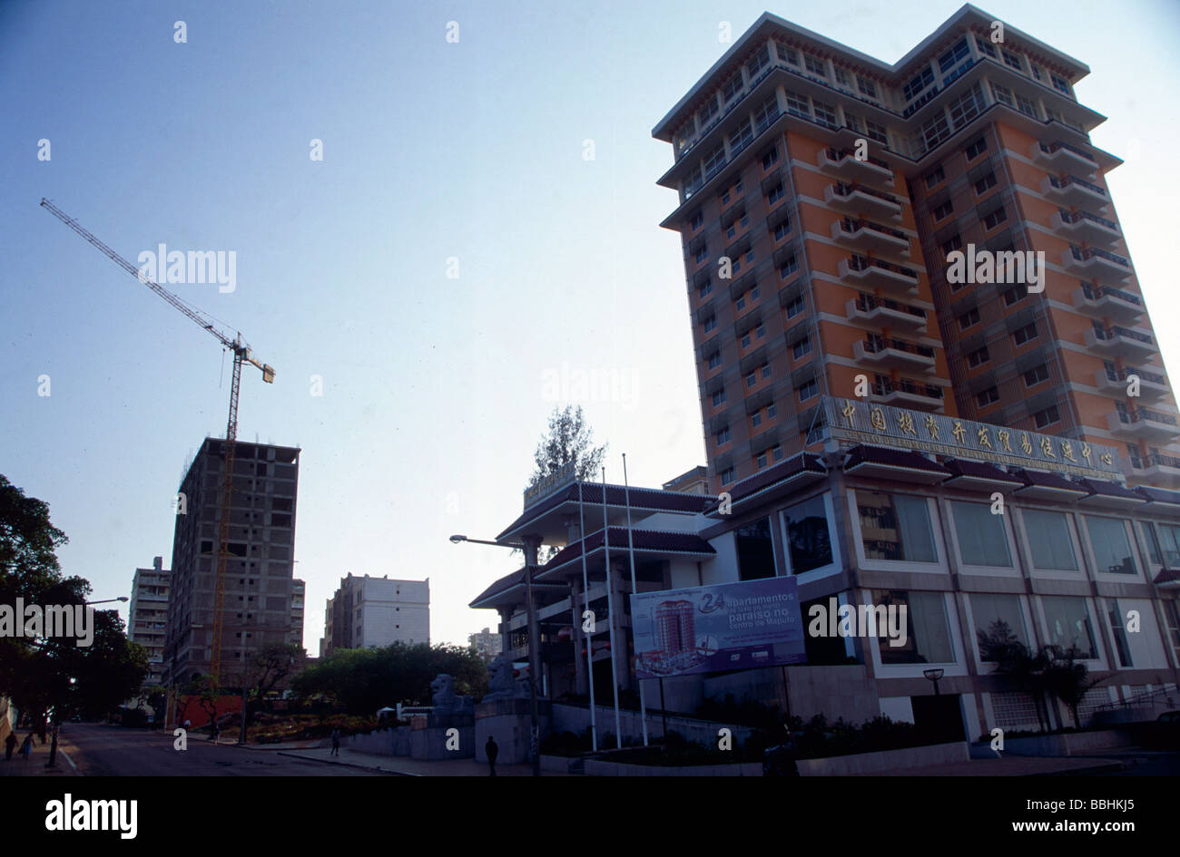 Nuovi edifici in costruzione nel centro di Maputo come denaro da flussi di investimenti esteri nel paese Foto Stock