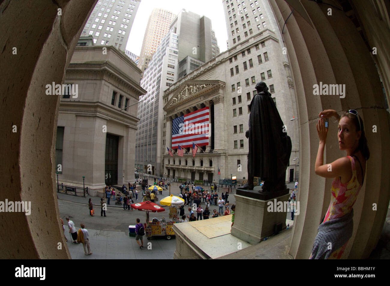 Il New York Stock Exchange visto da dietro la statua di George Washington sui gradini della Federal Hall National Memorial Foto Stock