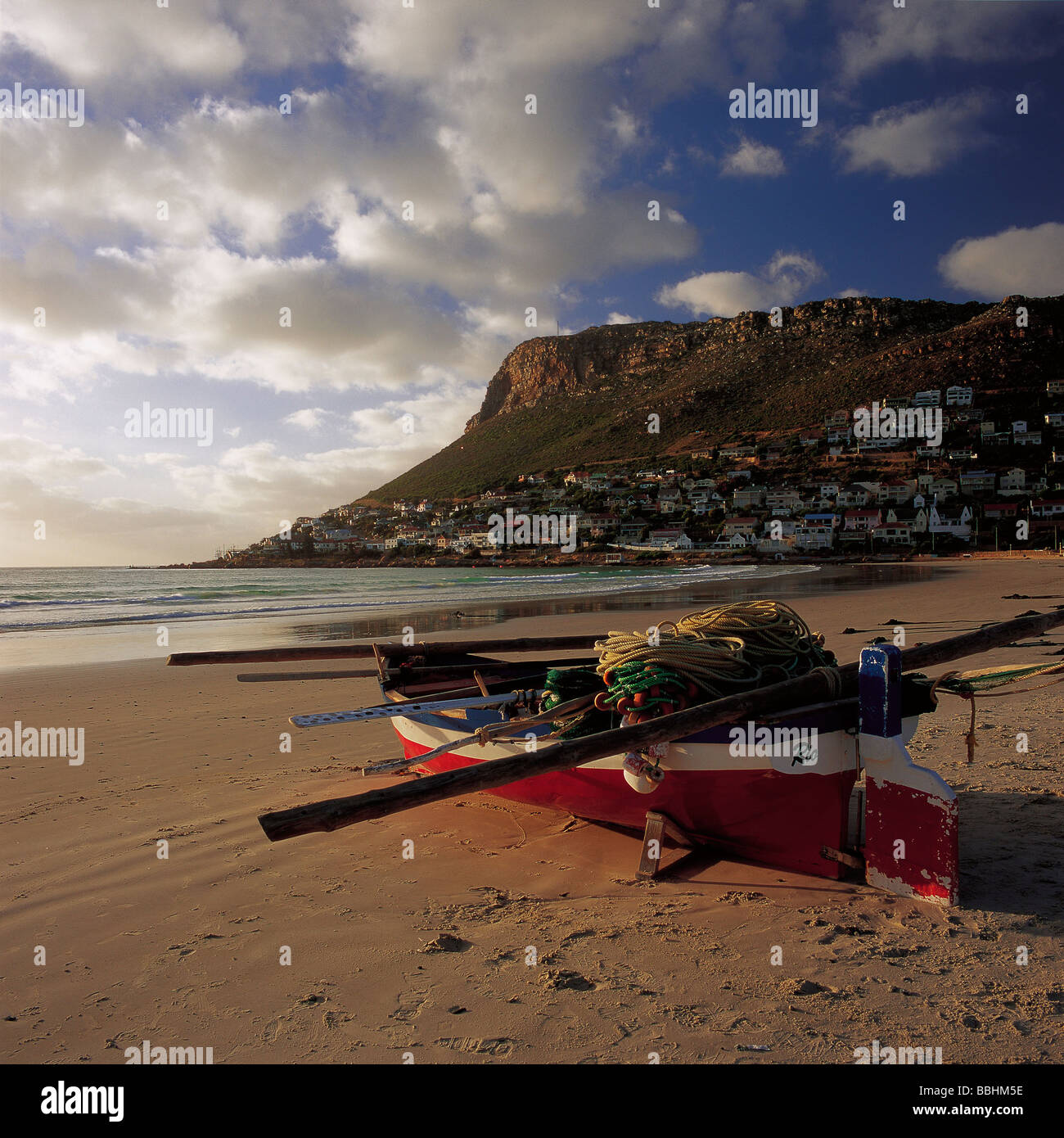 Con le sue montagne circostanti Fish Hoek è un idilliaco villaggio sul mare con spiagge di sabbia dorata e acque temperate Foto Stock