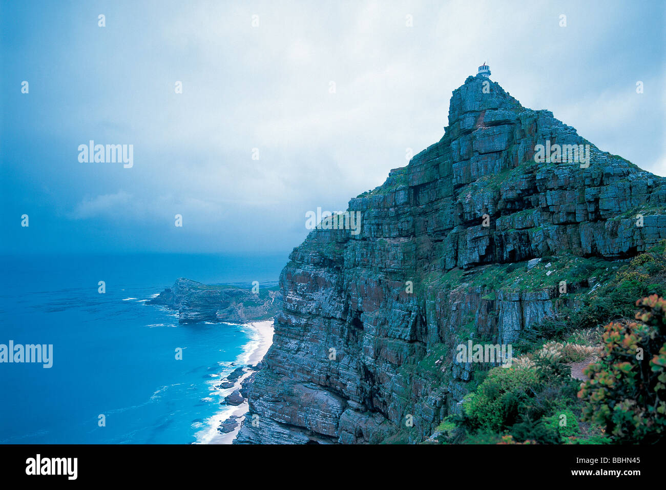 Alla punta sud della Penisola del Capo il grande continente africano rotolamenti da altezze precipitosa in un mare freddo Foto Stock