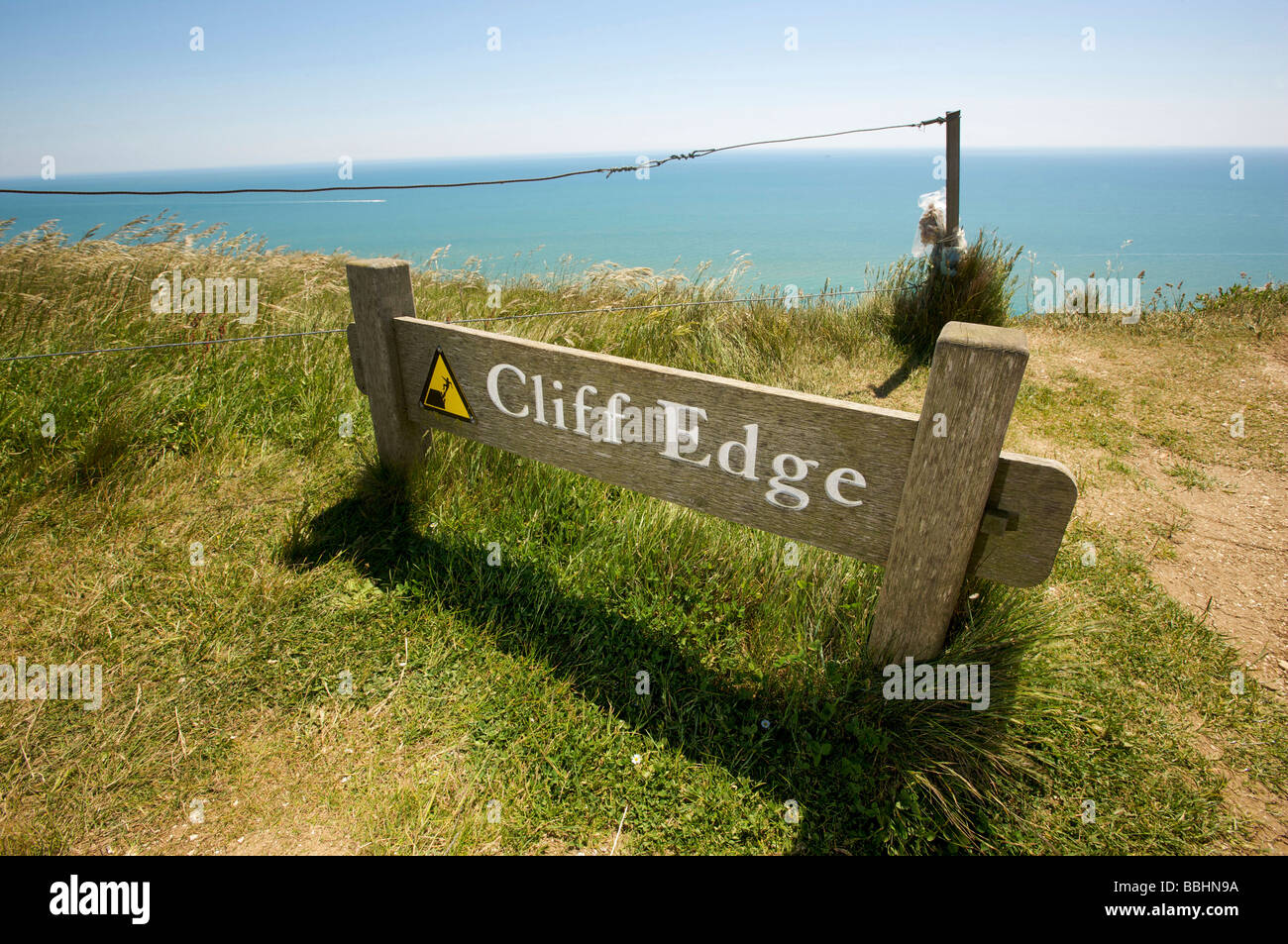 Cartelli di avvertimento su una scogliera a Beachy Head di un famoso spot di suicidio nel Regno Unito Foto Stock