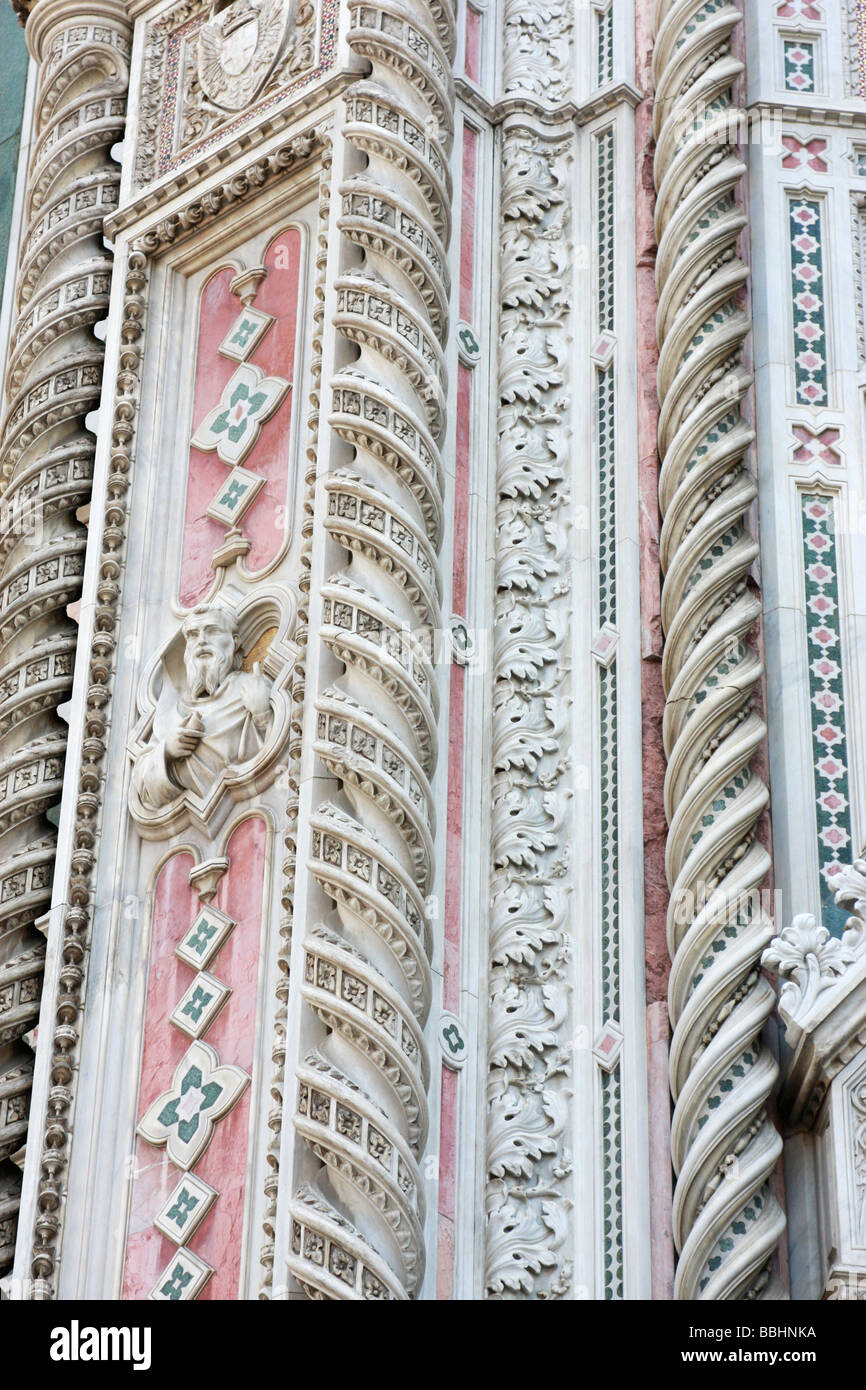 La squisita rosa,in marmo bianco e verde la facciata della Cattedrale di Santa Maria del Fiore (il Duomo) di Firenze,Italia è stato aggiunto 1871-87 Foto Stock