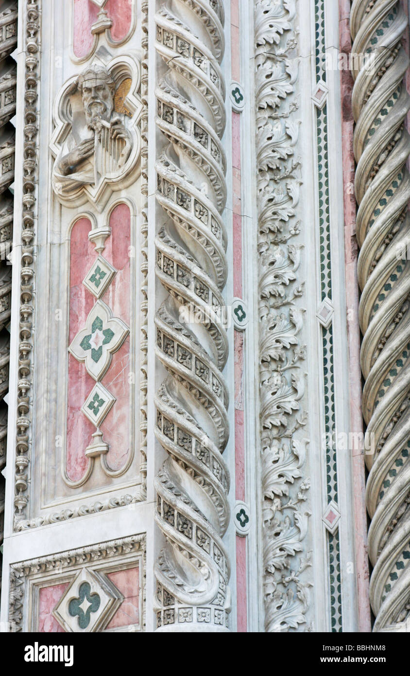 La squisita rosa,in marmo bianco e verde la facciata della Cattedrale di Santa Maria del Fiore (il Duomo) di Firenze,Italia è stato aggiunto 1871-87 Foto Stock